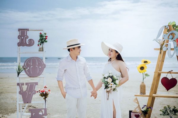 Phú Quốc – nơi tuyệt nhất để tạo ra những bức ảnh cưới đẹp nhất về ngày trọng đại của bạn. Với sự kết hợp giữa thiên nhiên tuyệt vời và sự chuyên nghiệp của nhiếp ảnh gia, tất cả sẽ tạo ra những bức ảnh đẹp lung linh và mang lại niềm hạnh phúc mãi mãi. Hãy đến và cùng chúng tôi cảm nhận sự chuyên nghiệp của nhiếp ảnh gia tại Phú Quốc!